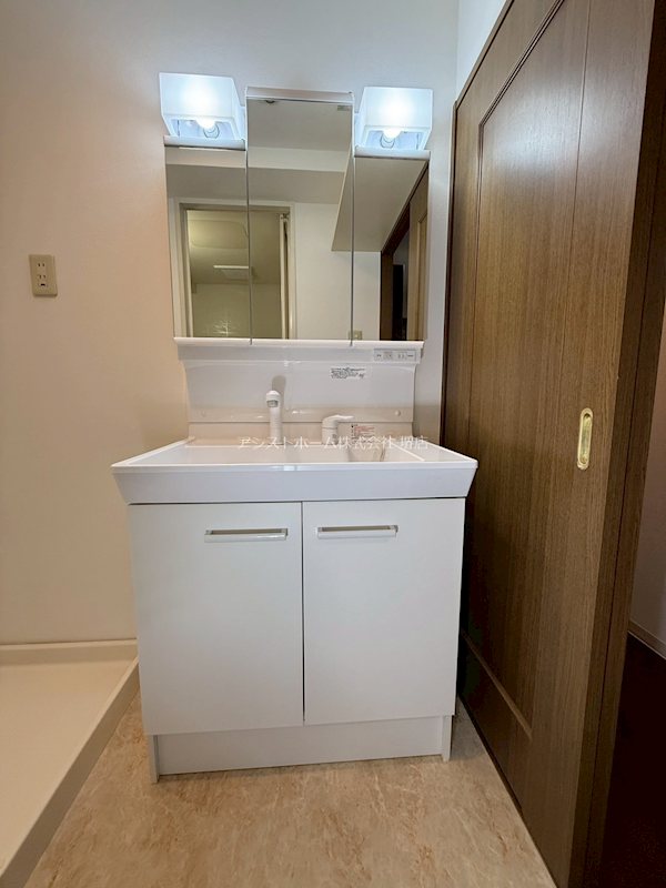 洗面設備　シャワー付き化粧洗面台