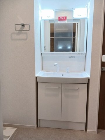 洗面設備　明るい洗面所です