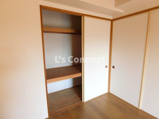 収納　段付き収納でお荷物もすっきりしまえます。