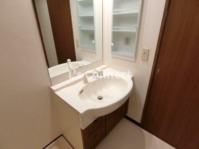 洗面設備　朝の支度もスムーズな独立洗面台。