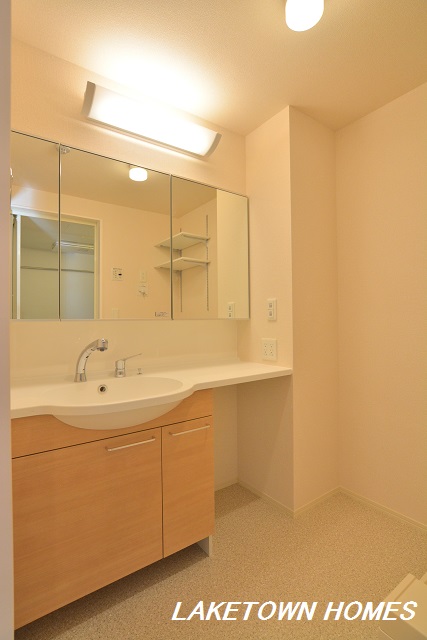 洗面設備　三面鏡のシャワー付洗髪洗面台です。