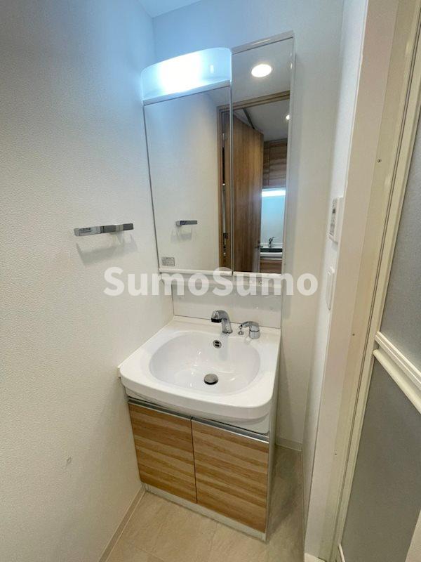 洗面設備　ゆったりとスペースのある洗面所