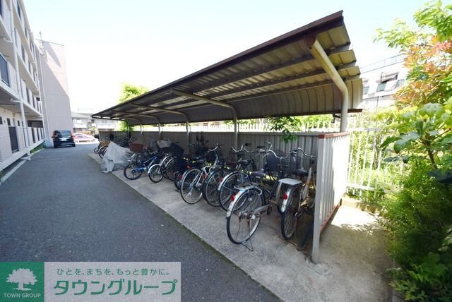 その他　敷地内雨の日でも安心の屋根付き駐輪場