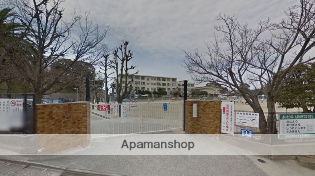 小学校　福岡市立小学校香住丘小学校（小学校）まで670m