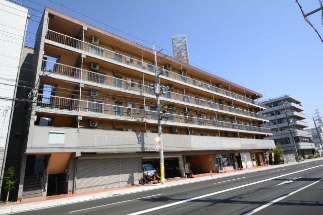 建物外観　敷地内に駐車場あ有ります♪