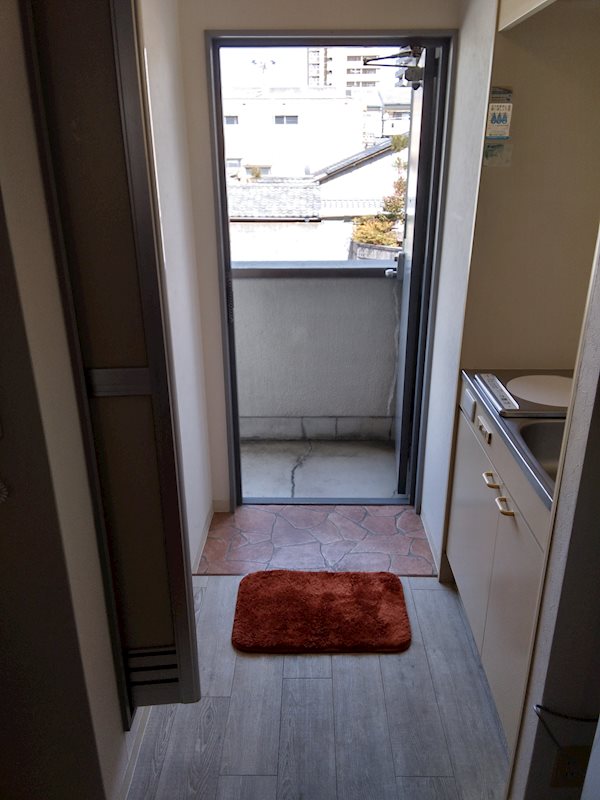 玄関　同建物別号室の室内写真です。(205号室)