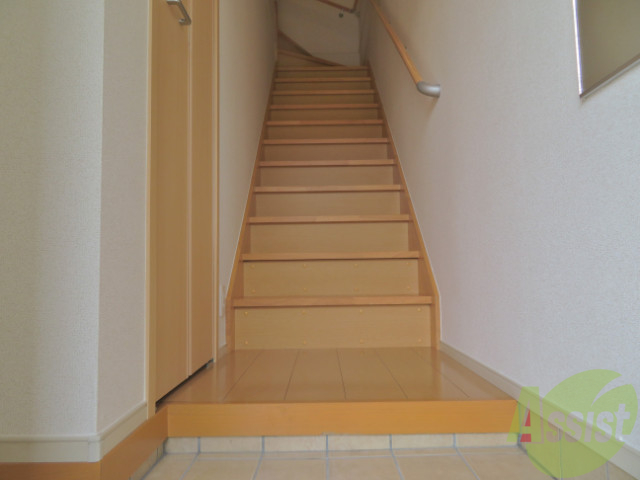 玄関　玄関から撮影しました。入るとすぐ階段になります。