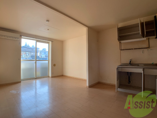 居室・リビング　６．０帖の洋室です。眩しい陽射しが差し込んでくるお部屋です。