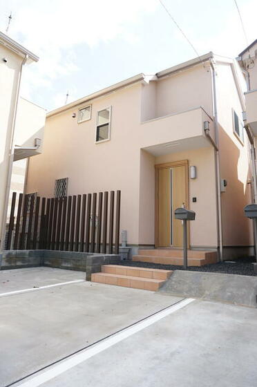 駐車場　建物すぐ前に専用駐車場あり