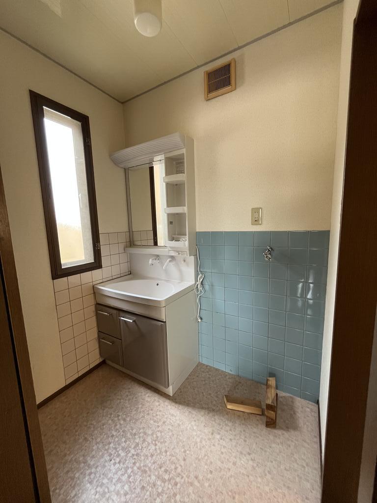 洗面設備　独立洗面台、洗濯機置き場