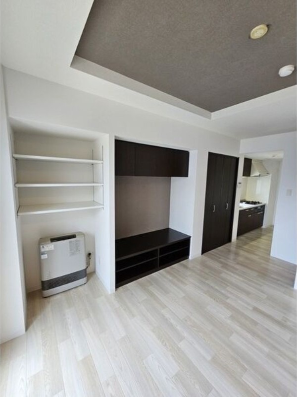 居室・リビング　内装中につき同タイプ別号室の画像です。