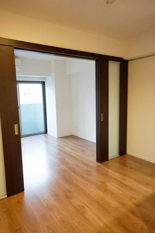 居室・リビング　落ち着いた色合いの床材を使用した居住空間です。