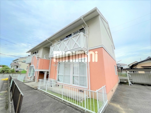 建物外観　お隣のお部屋と接面が少ない中階段方式の角部屋タイプ