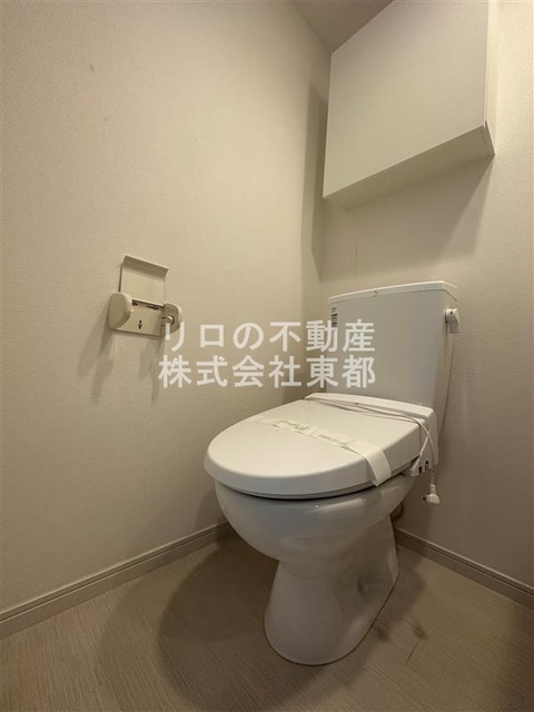 トイレ　上部収納棚あり！トイレ内で必要なものはこちらへ収納可能♪