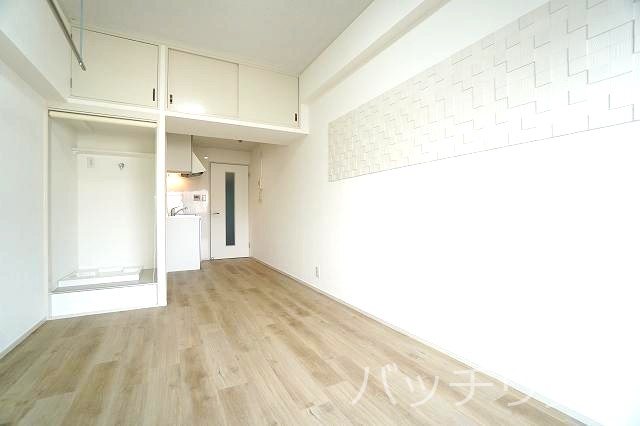 居室・リビング　画像は別号室の為、現状優先になります。