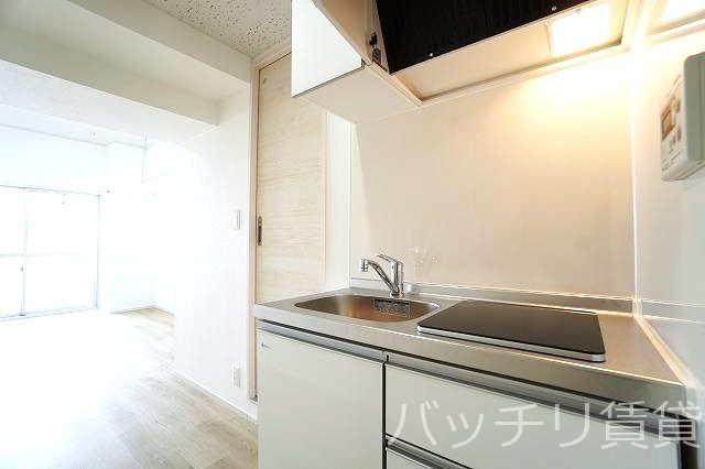 キッチン　画像は別号室の為、現状優先になります。