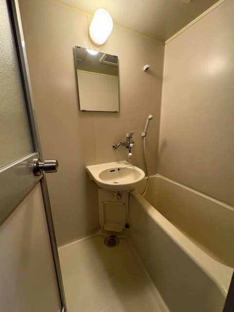 バス・シャワールーム　【浴室】※写真は同建物の別室写真です。参考ください