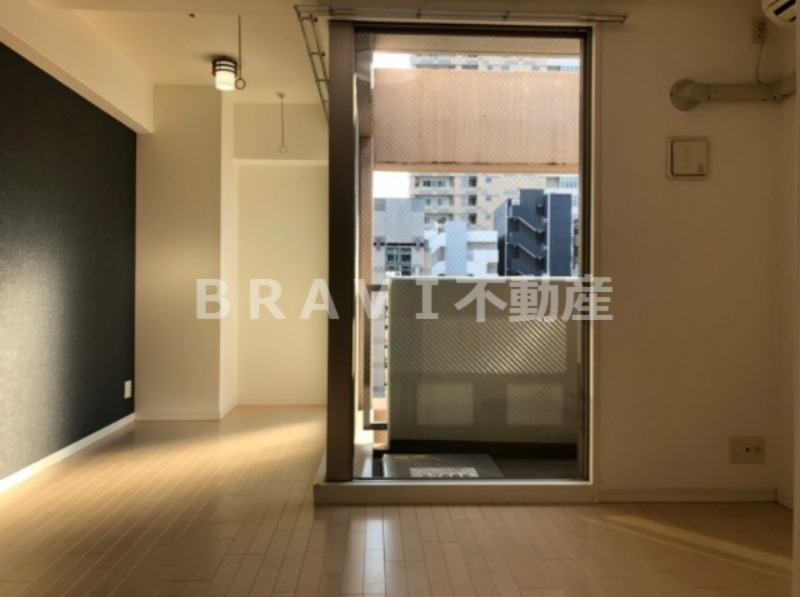居室・リビング　【クレアート大手前グランアクシア】窓が広く明るいお部屋です