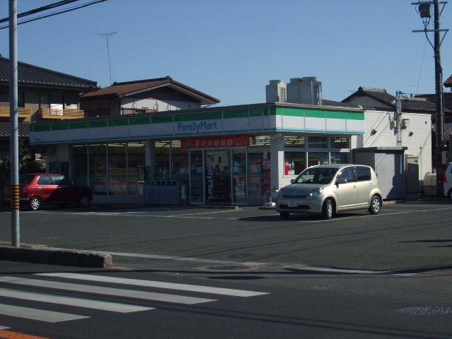 コンビニ　ファミリーマート（コンビニ）まで650m