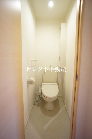 トイレ　落ち着いた色調のトイレです