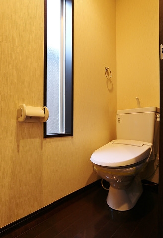 トイレ　トイレに窓ついており明るいトイレです