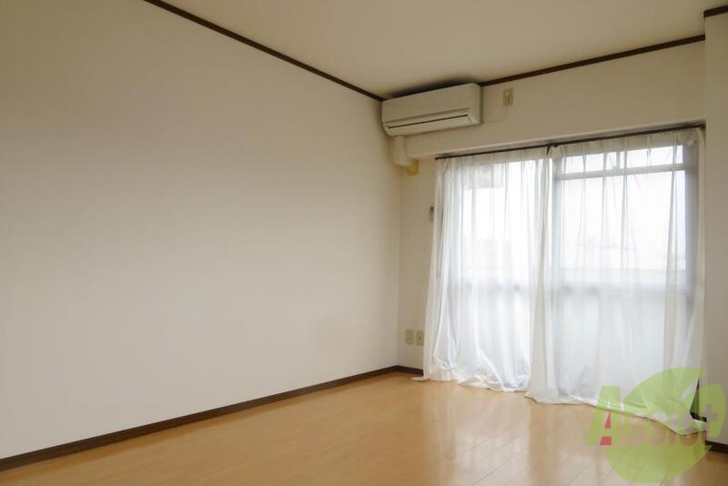 居室・リビング　大きな窓から入る日差しが暖かいお部屋です。
