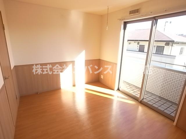 その他部屋・スペース　落ち着いた色調の寝室です