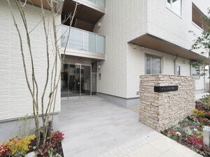 エントランス　花壇に彩られた入口