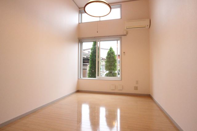 居室・リビング　高さのあるゆったりとしたお部屋です