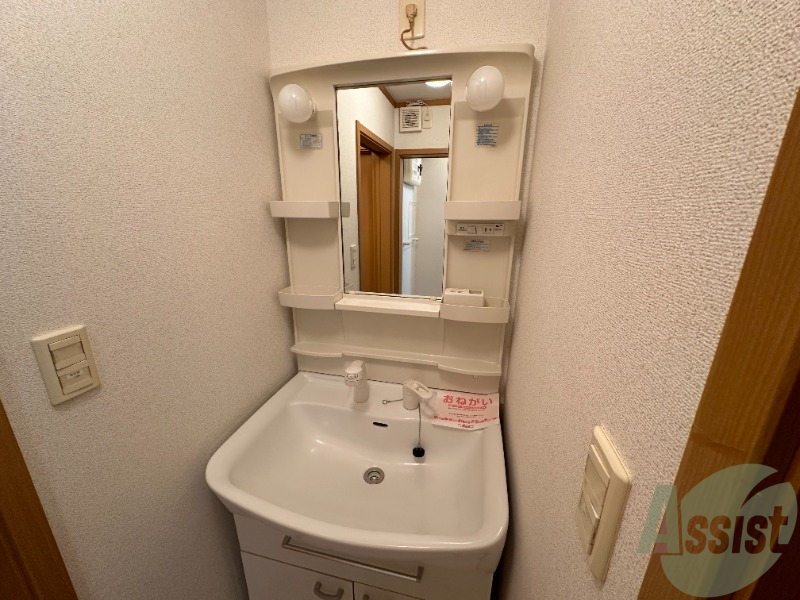洗面設備　独立洗面台は朝の忙しい時間にとても助かりますね。