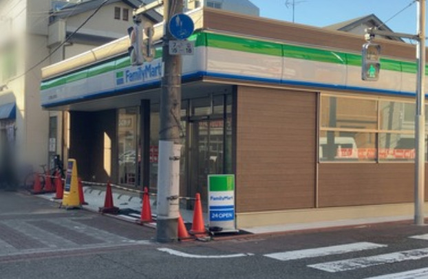 コンビニ　ファミリーマート 大田御嶽山駅東店（コンビニ）まで560m