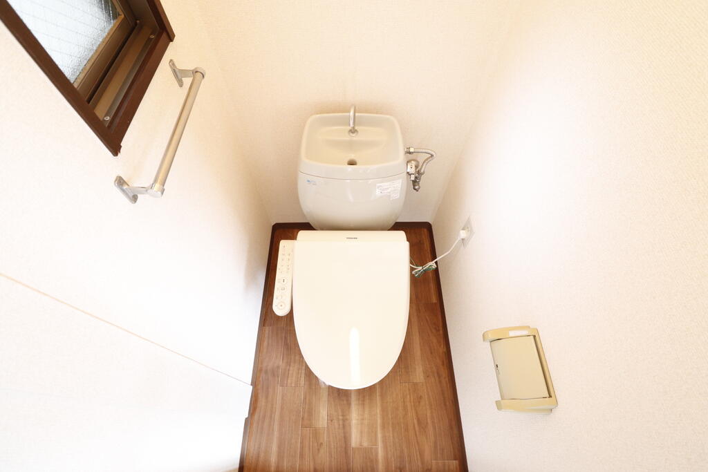 トイレ　窓付きのトイレです♪
