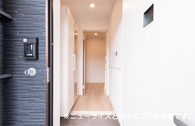 玄関　同タイプのお部屋です（現況を優先します）