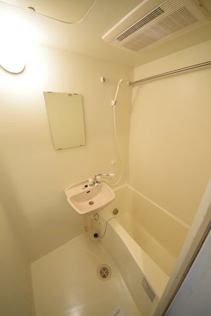 バス・シャワールーム　※同建物同間取り反転タイプの参考写真
