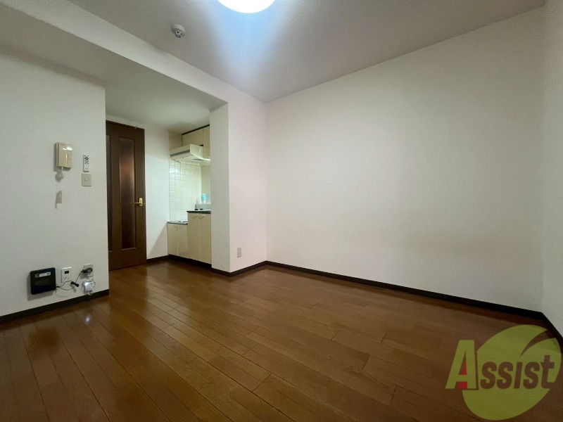 居室・リビング　木目のフローリングは落ち着きのある印象のお部屋になりますね。