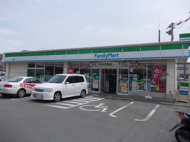 コンビニ　ファミリーマート（コンビニ）まで700m