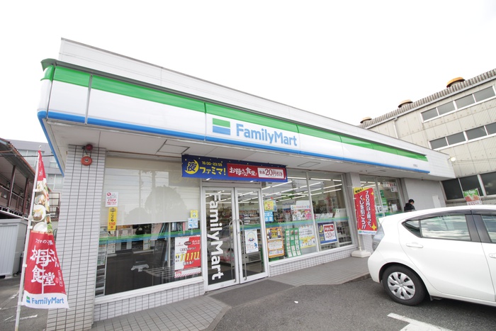 コンビニ　ファミリーマート（コンビニ）まで800m