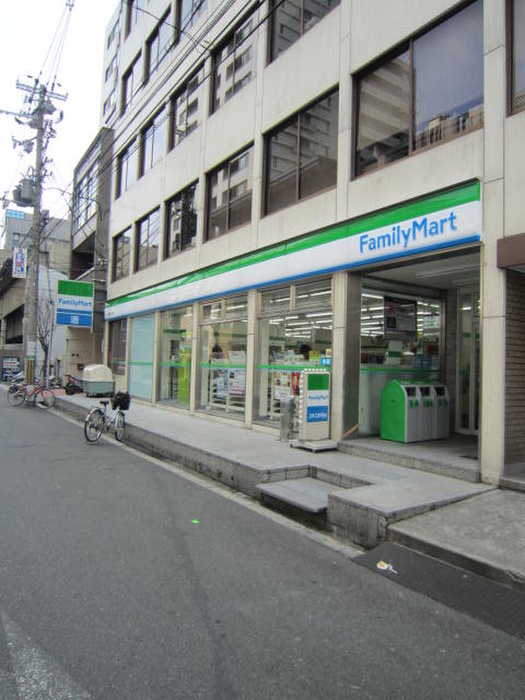 コンビニ　ファミリーマート（コンビニ）まで422m
