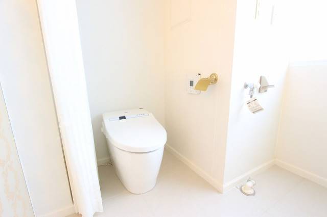 トイレ　トイレはカーテンで仕切れます。