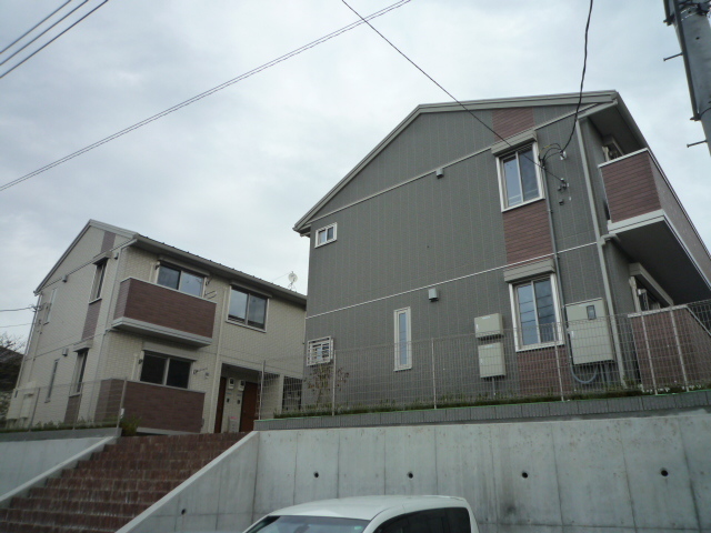 建物外観　公道面より高台に立地