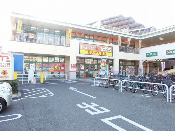 ドラックストア　ドラッグセガミ上野芝楽市店（ドラッグストア）まで709m