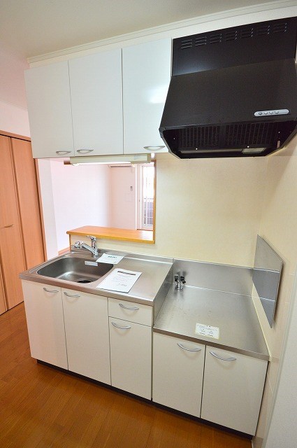 キッチン　お料理しながらテレビも見れますよ。(写真は同型)