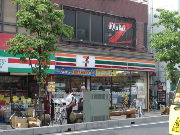 コンビニ　セブンイレブン（コンビニ）まで77m