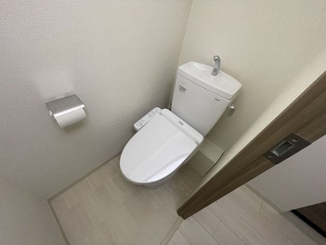 トイレ　落ち着いた色調のトイレです
