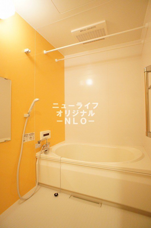 バス・シャワールーム　浴室はアクセントパネル仕様で落ち着いた空間を演出しています☆