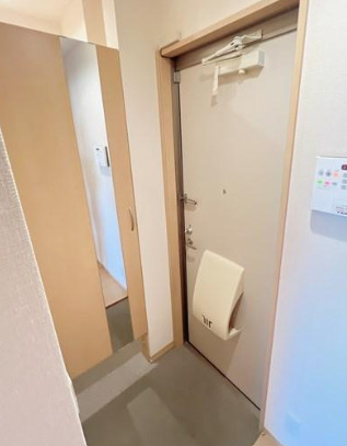 玄関　写真は別居室のものです。