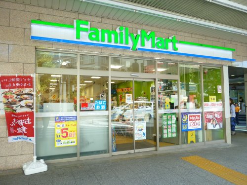 コンビニ　ファミリーマート 中野駅南口本通り店（コンビニ）まで50m