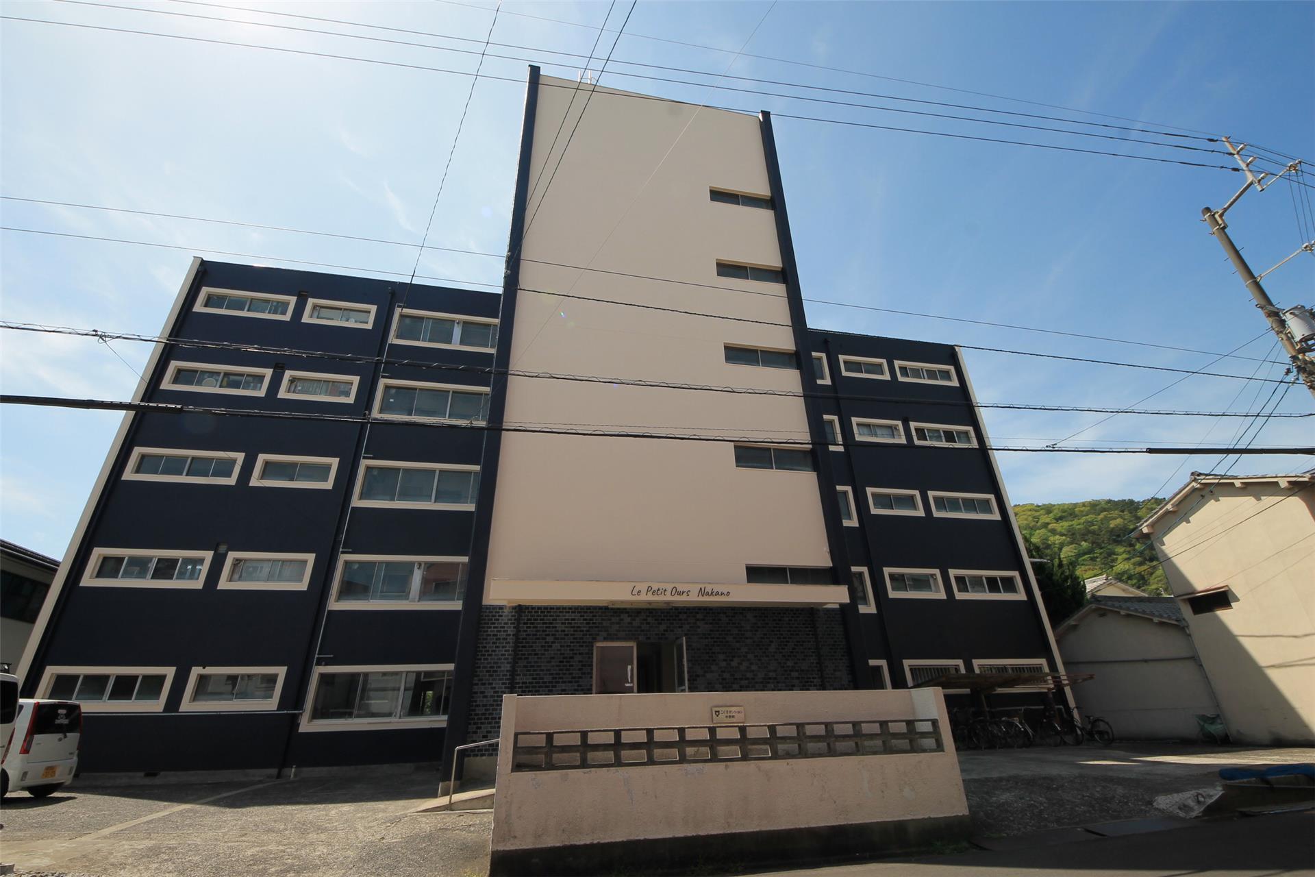 建物外観　外壁塗りなおししています