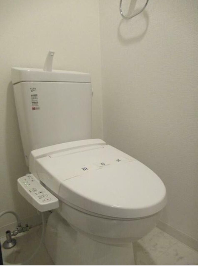 トイレ　ウォシュレット付きが嬉しいトイレです。