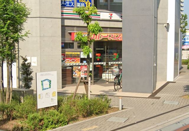 コンビニ　セブンイレブン足立五反野駅前店（コンビニ）まで612m